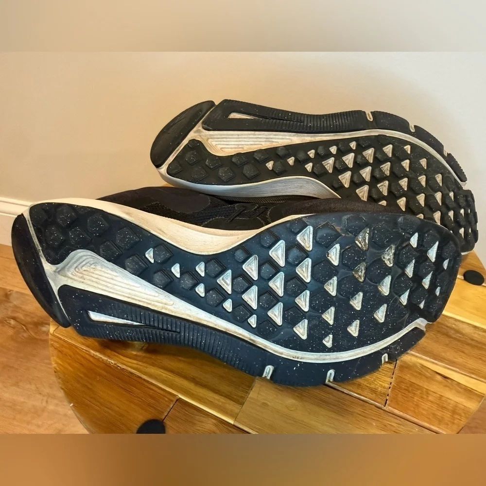Nike sleek black